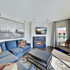 Relaxing Retreat with Pool Fireplace & Jetted Tub condo