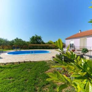 Three bedroom holiday home surrounded with olive trees - AE1182