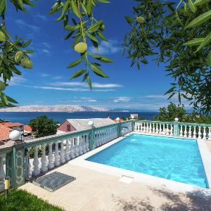 Apartment with shared swimming pool