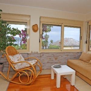 Sunshine 1BDR Apartment With Sea View