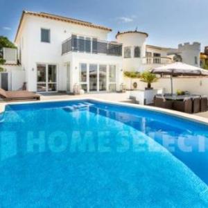 2016 Villa moderna al canal con 4 habitaciones by homeselectspain