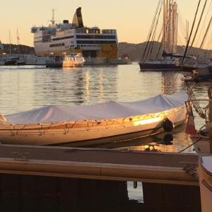 Au cœur du vieux Toulon au calme appartement rénové climatisé confortable étage élevé avec ascenseur proche parking et toutes commodités