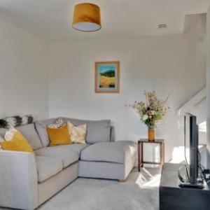 NEW Sleek & Spacious 1BD House with Garden Horsham