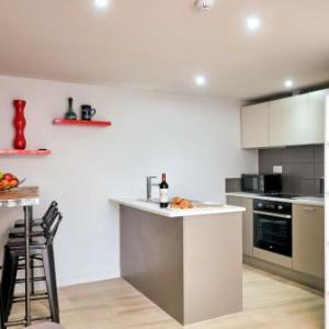 The Dixie - 1 Bed Deluxe Serviced Apartment - Cardiff Bay - By DYZYN