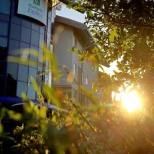 Hotels near Ageas Bowl - Holiday Inn Express Southampton - M27 J7