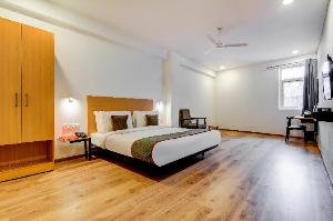 Vaccinated Staff- OYO Townhouse 402 HOTEL Santosh Palace, Allahabad