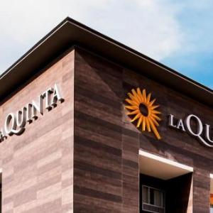 La Quinta Inn & Suites by Wyndham San Antonio Seaworld LAFB