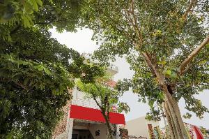 Vaccinated Staff - OYO 80894 Hotel Radisson Inn, Aligarh