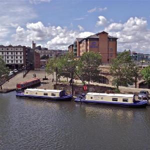 Houseboat Hotels