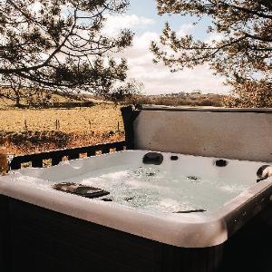 Keer Side Lodge Luxury lodge with private hot tub at Pine Lake Resort