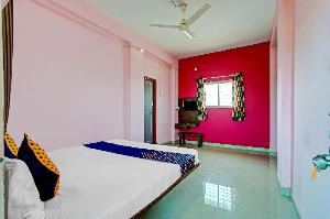 SPOT ON 78137 Hotel Raja Malhari, Khandala