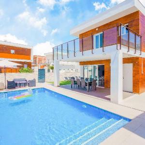 Sunny Villa with Private Pool