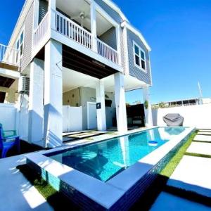 El Tesoro a Beautiful 3 Bedroom 2 Bath Marathon Home with Private Pool and Dock