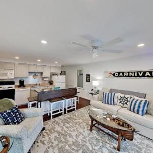 Chic Updated Coastal Condo - Stroll 1 Min to Shore condo