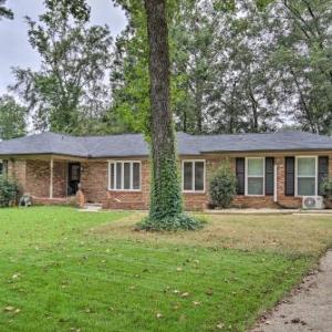 Quiet Home with Billiards Table about 3 Miles to Dtwn