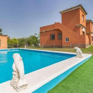 Nice home in Arahal with Outdoor swimming pool and 5 Bedrooms