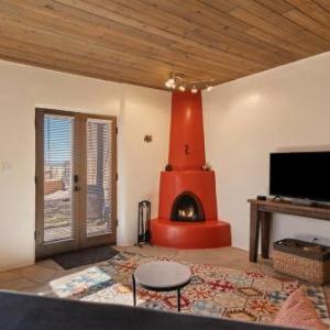 Cielito - Two Kiva Fireplaces Walk to Canyon Rd and the Plaza - NEW LISTING