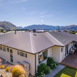 Lakeside Luxury - Wanaka Holiday Home