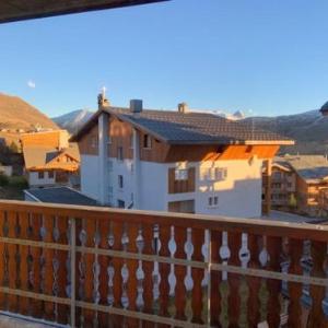 Studio in Huez with wonderful mountain view and terrace