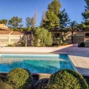 Flat With Swimming Pool Near The Beach