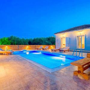 Villa Ftelia with private pool