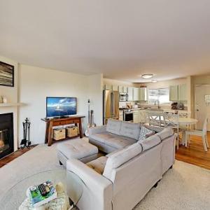 Remodeled Coastal Escape - Walk to Beach & Dining apts