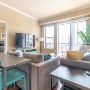 2BR Uptown Suite With Pool Gym & Fast Wi-Fi By ENVITAE