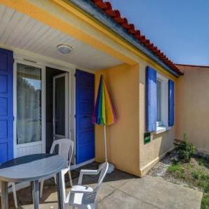 Classy Holiday Home in Saint-Savinien with Sauna Jacuzzi