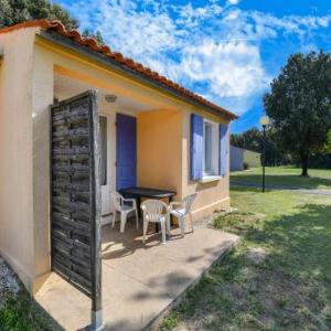 Scenic Holiday Home in Saint-Savinien with Jacuzzi Garden