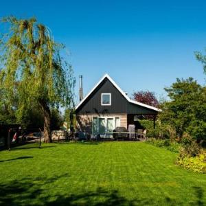 Snug Holiday Home in Vinkeveen with Jetty Terrace