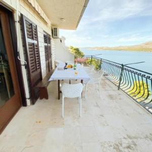 Inviting 3-Bed Apartment in Okrug Donji Beachfront