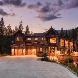 Timber Lodge - Mountain Estate w Hot Tub & Movie Room