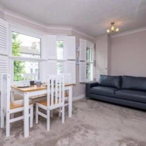 Gorgeous 2-Bed Located in Quiet Area with Nearby Stations
