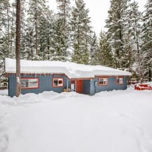 NEW LISTING!! 3 Bed 2 Bath Mountain House - Private Hot Tub - Sleeps 10-12 - Indoor & Outdoor Pools at Ptarmigan Village