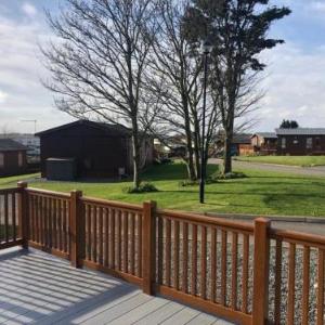 Stunning 2-Bed Lodge with hot tub East Coast