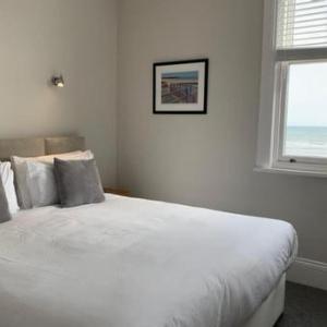 Beachfront Apartment Chloe - Right on the front - Beautifully furnished - Light bright and Airy