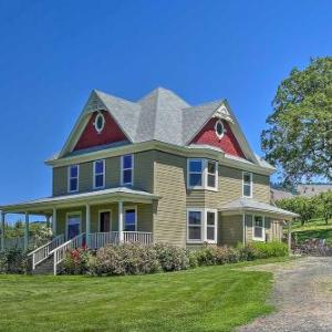 StoryBook Glade Historical Homestead with View