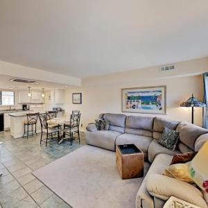 Updated Beach Club Condo - Pool - Walk to Beach condo