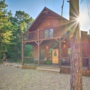 Luxury Forest Cabin about 3 Mi to Broken Bow Lake!