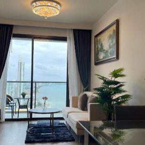 Jomtien Beachfront condo in Pattaya on high floor