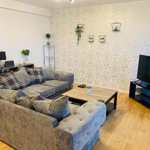 Modern 2 Bed Apartment  Close to Gla Airport & M8