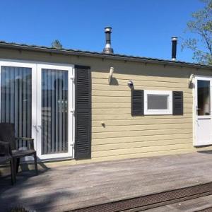 Well-kept chalet with gas stove on the mudflats