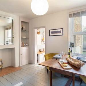 Seaside luxe! Linen Cottage under 5 walk mins to the beach