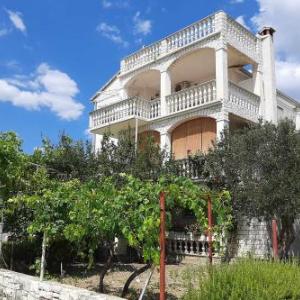 Apartments and rooms with parking space Kastel Stafilic Kastela - 18673