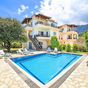 Mare Blue Villa Heated Pool