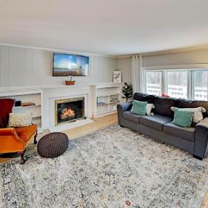Updated Home & Guest House - Walk to Beach home