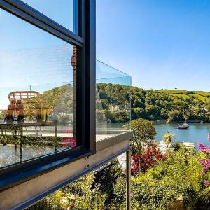 Two Guns – Contemporary townhouse with sea views