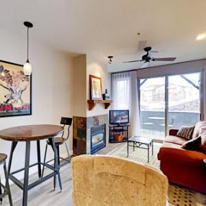 Crestview Charmer - Pool Hot Tub Walk to Outlets condo