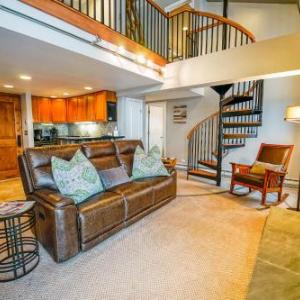 Bear Claw 402 - Premier Ski-in Ski-out & Winter Shuttle! Renovated 2025!