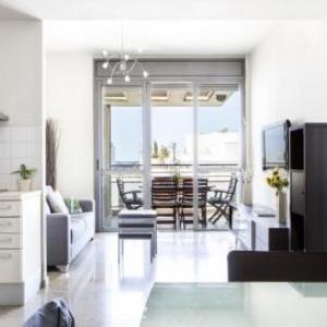 Splendor 2-BR in Melchet by HolyGuest